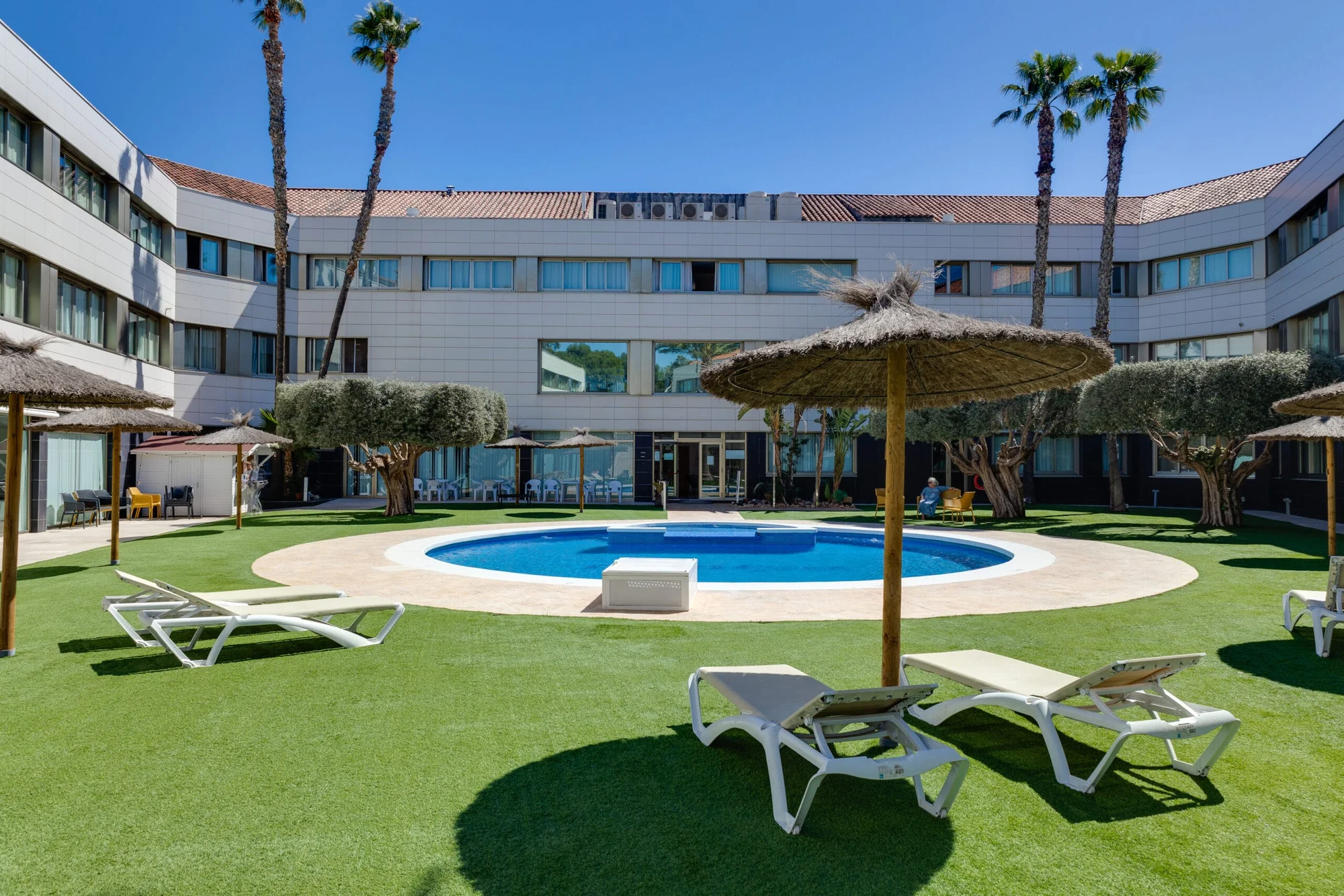 Piscina y jardín del Hotel Daniya Alicante